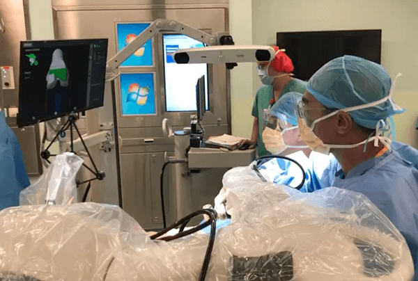dr mizan surgeon using makoplasty