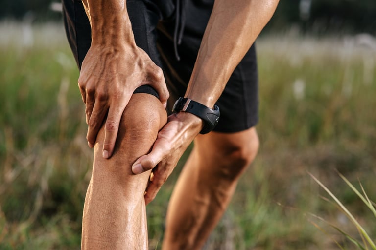 man-has-knee-pain-during-running
